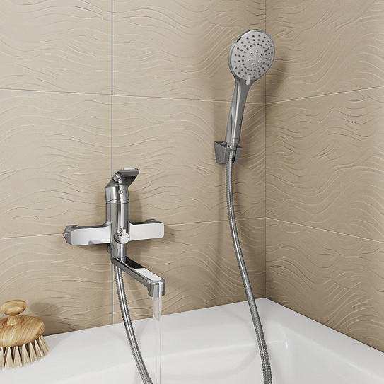 Смеситель для ванны поворотный с коротким изливом 20 см Milardo Demi DEMSB02M02